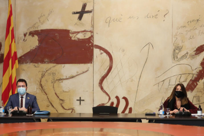 Aragonès i la consellera de Presidència, Meritxell Budó, ahir, separats per la cadira buida del president.