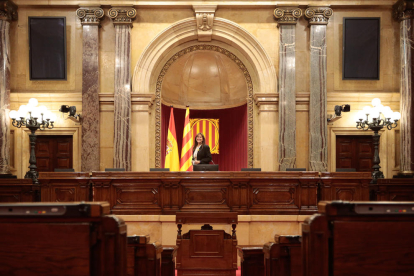Plano abierto de la presidenta del Parlament, Laura Borràs, en el hemiciclo de la cámara, después de confirmar su proclamación, el 12 de marzo de 2021