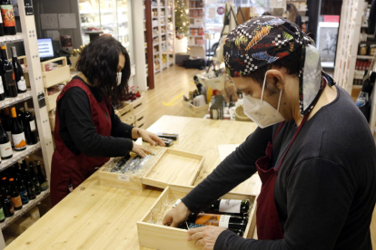 Dos trabajadores de BO de Shalom preparando lotes de Navidad en una de las tiendas de Ilersis en una imagen de archivo.