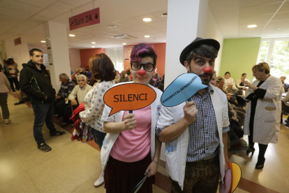 Els dos pallassos de l’ONG Pallapupes, mentre demanaven silenci en una de les sales d’espera de consultes externes de l’Arnau de Vilanova.