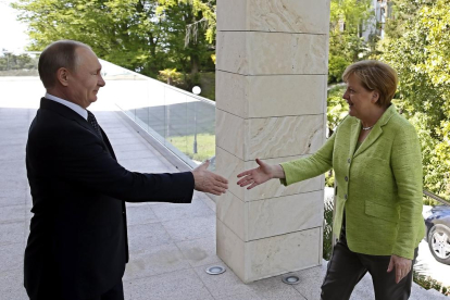 Vladímir Putin al rebre Angela Merkel a Sotxi.