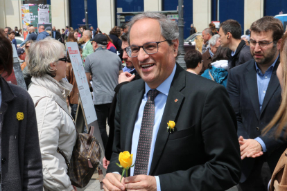 El president de la Generalitat, Quim Torra, va recordar els presos amb roses grogues.