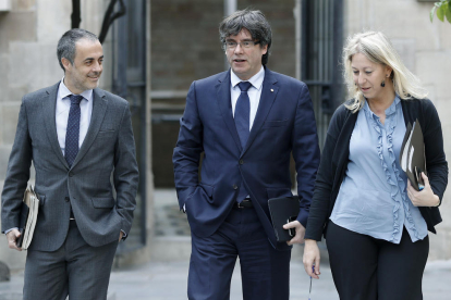 Carles Puigdemont, Neus Munté i Joan Vidal, ahir a l’arribar al Consell Executiu.