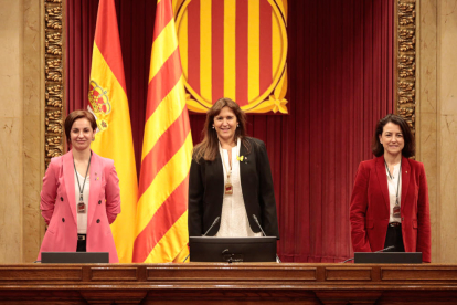 La nova presidenta del Parlament, Laura Borràs, ahir, amb les dos vicepresidentes, Anna Caula, d’ERC, i Eva Granados, del PSC.