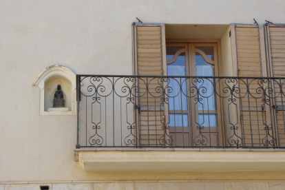 Imatge de la façana d'una casa d'Alcoletge, al Segrià.