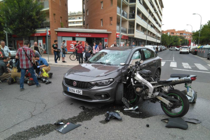 Una motocicleta chocó ayer con fuerza contra un coche en la calle Corregidor Escofet de Lleida. 