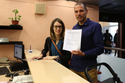 La primera parella que s'ha inscrit al registre de parelles de fet de Catalunya.