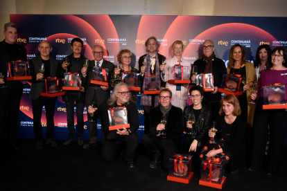 Fotografía de familia de los galardonados en la 23a edición de los Premis Continuarà.