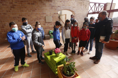 El alcalde, Miquel Pueyo, visitó ayer la escuela Antoni Bergós, situada en la partida de Butsènit.