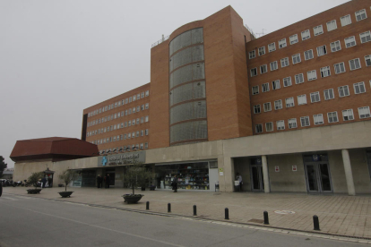 La façana de l’hospital Arnau de Vilanova, el de referència a tota la província de Lleida.