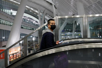 Un passatger amb mascareta a Hong Kong