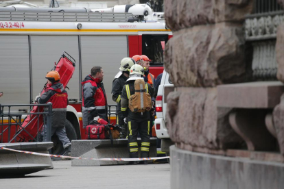 Los servicios de emergencias se preparan para entrar en el metro tras el atentado terrorista ocurrido en el suburbano de San Petersburgo