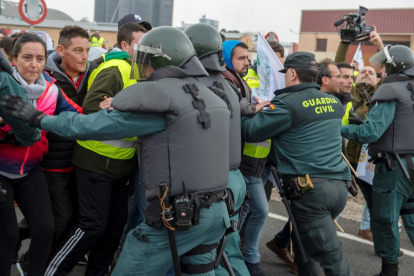 La Guàrdia Civil va carregar ahir contra els agricultors que es manifestaven a Jaén.