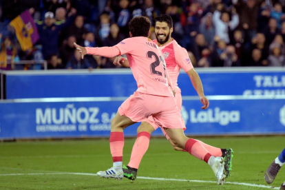 Carles Aleñà celebra amb Luis Suárez el gol que va obrir el camí del Barcelona cap a la victòria.
