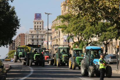 Una quinzena de tractors han tallat el trànsit a la Rambla Ferran de Lleida.