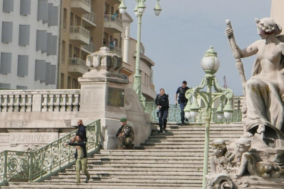 Efectivos policiales en los alrededores de la estación de Marsella.