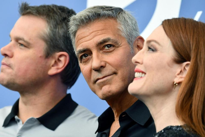George Clooney, ahir, entre Matt Damon i Julianne Moore.