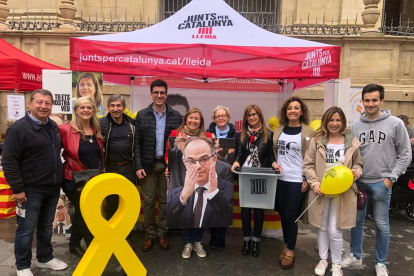 Candidatos de JxCat y miembros del partido, ayer en Lleida ciudad.