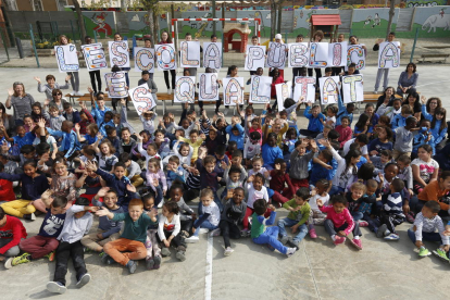 La acción organizada por la Fapac en el colegio Pardinyes para reivindicar la escuela pública.