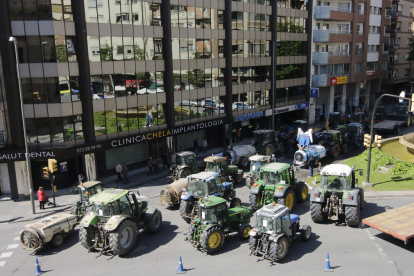 La diligència de tractors es va concentrar davant de la delegació del Govern de Lleida, en ple centre de la capital del Segrià.