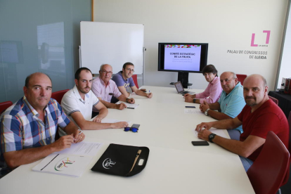 Imagen de la reunión mantenida ayer en Lleida por representantes del sector.