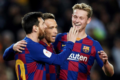 Arthur celebra amb Leo Messi i Frenkie de Jong el quart gol per als blaugranes davant el Leganés.