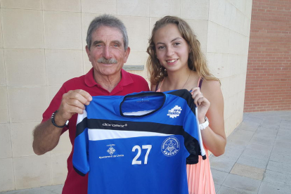 La nova jugadora de l’Associació posa amb la samarreta i el president del club, Francesc Berenguer.