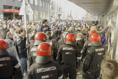 Intervenció de l’Ertzaintza davant dels piquets, ahir a Bilbao.
