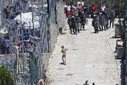 La policía griega reprime una protesta en el campo de refugiados en Lesbos