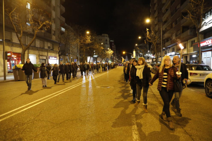 Decenas de personas formaron ayer una cadena humana en Lleida en apoyo a los presos del 1-O.
