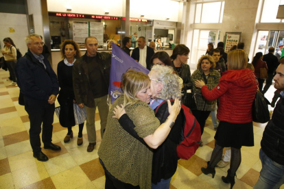 Emotiva arribada de Ramona Barrufet ahir a l’estació de Lleida.