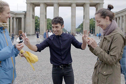 Antonio Díaz haciendo un truco en la Puerta de Brandenburgo.