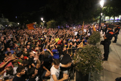 Más de un millar de leridanos se concentraron anoche ante la subdelegación del Gobierno en Lleida.