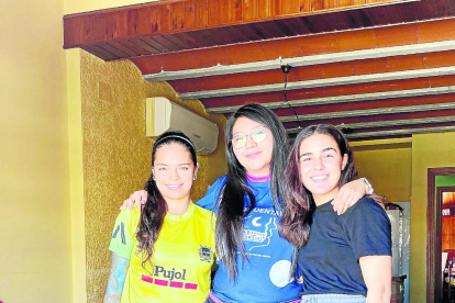 Dafne, en el centro, junto a Cata Martínez y Sandra Cohelo.
