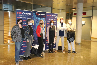 Alba Sotorra (3ª izq.), ayer en el ‘photocall’ inaugural del Som Cinema junto a la directora del festival y los representantes institucionales.