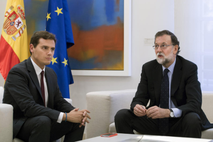 El líder del PSOE, Pedro Sánchez, parla amb el president del Govern espanyol a la Moncloa.