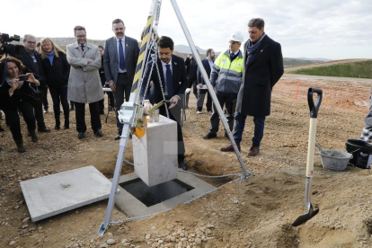 El conseller Calvet posa la primera pedra de la nova planta del CTR del Segrià, a Montoliu de Lleida.