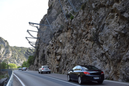 Redes para evitar la caída de rocas instaladas en la C-14 entre Organyà y Montant de Tost.