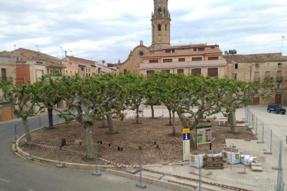 Las obras que se están llevando a cabo para mejorar la plaza Major de La Granadella.