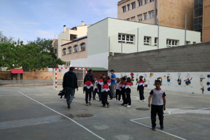 Un grupo de escolares de Agramunt durante una de las clases de balonmano iniciadas este mes.