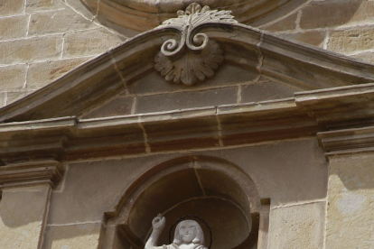 L’escultura de sant Joan ja llueix a la façana de l’església.
