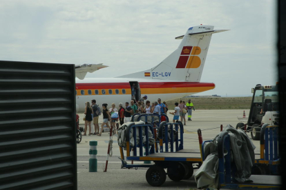 Passatgers que van arribar ahir des de Menorca a l’aeroport d’Alguaire.