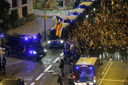 Estudiants, ahir a la nit davant de la prefectura de Policia a Via Laietana.