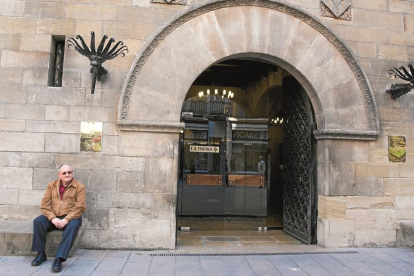Hernández, en una foto d'arxiu davant del palau de la Paeria quan ja havia deixat de ser regidor.