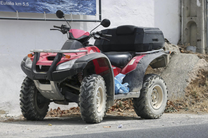 En la foto, el quad con el que circulaba Nieto por la carretera de Santa Gertrudis tras el accidente.