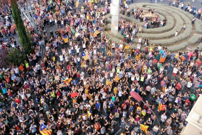 Vista de la manifestació al migdia a la plaça Ricard Viñes.