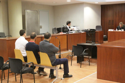 Els tres urbans escolten l’al·legat del seu advocat, Dani Ibars, durant el judici a l’Audiència.