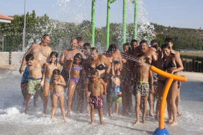 Turistes refrescant-se ahir a les piscines del càmping de Sant Llorenç.