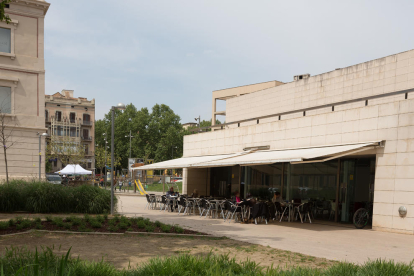 La terraza de la cafetería del Museu de Lleida, a pleno funcionamiento el día de Sant Jordi.