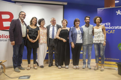 El conseller de Cultura, Lluís Puig (en el centro de la foto), ayer en un debate teatral en Tàrrega.